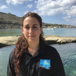 Com uma formação acadêmica em gestão de biodiversidade e ecologia humana, Alicia trabalha para reforçar redes de pescadores de pequena escala e melhorar a governança em Malta.